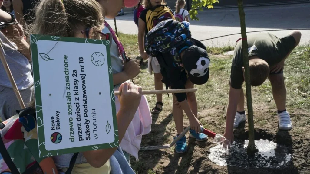 Akcja sadzenia drzew w Centrum Handlowym Nowe Bielawy
