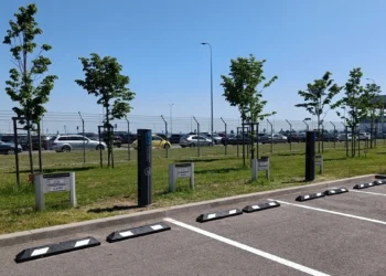 Stacje ładowania samochodów elektrycznych w fabryce Mercedes-Benz Manufacturing Poland w Jaworze