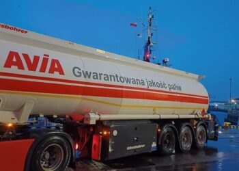 unimot-avia-autocysterna