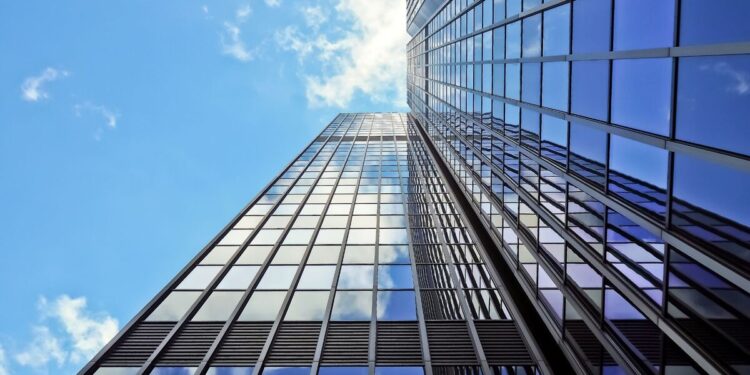 nieruchomosci-komercyjne-canva