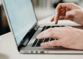 sztuczna-inteligencja-ai-i-nowe-technologie-ulatwia-raportowanie-esg