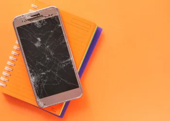 smartfon-znisczony-recykling-badanie