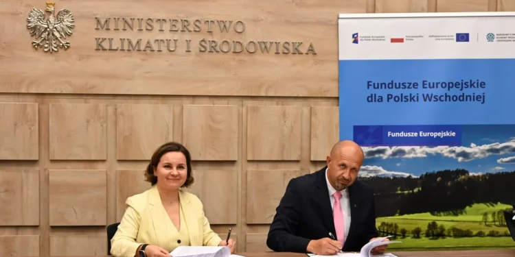 Wiceministra klimatu i środowiska Urszula Zielińska oraz prezes NFOŚiGW Robert Gajda podczas podpisania umowy na projekt adaptacyjny dla miast Polski Wschodniej w ramach programu Fundusze Europejskie dla Polski Wschodniej