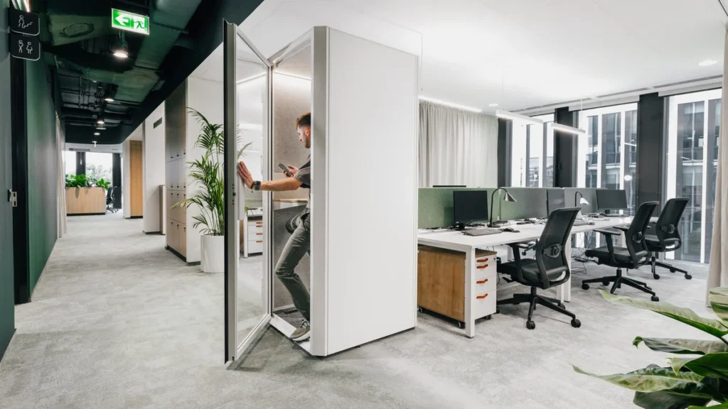 etson in LuxMed Office Warsaw_mute