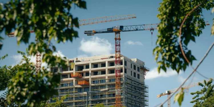 Od 2025 r. firmy budowlane muszą prowadzić selektywną zbiórkę sześciu frakcji: drewna, metali, szkła, tworzyw sztucznych, gipsu oraz odpadów mineralnych w miejscu ich powstawania, czyli na placu budowy