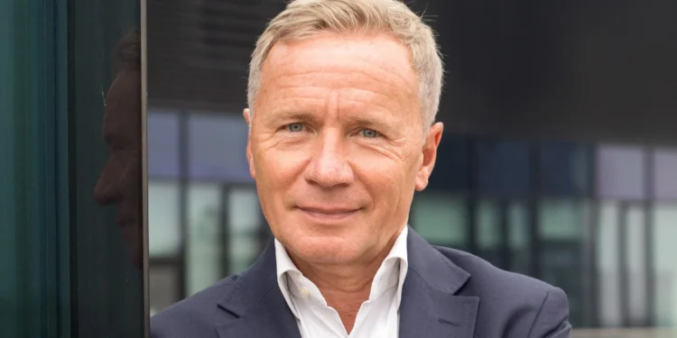 Adam-Uszpolewicz-orange